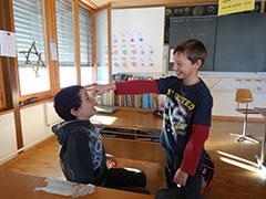Kinder beim Versuch fixierter Kopf