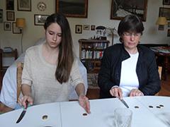 junge Frau beim Ausprobieren Münzenschlagen