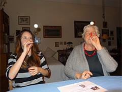 Seniorin und junge Frau beim Versuch schwebende Kugel